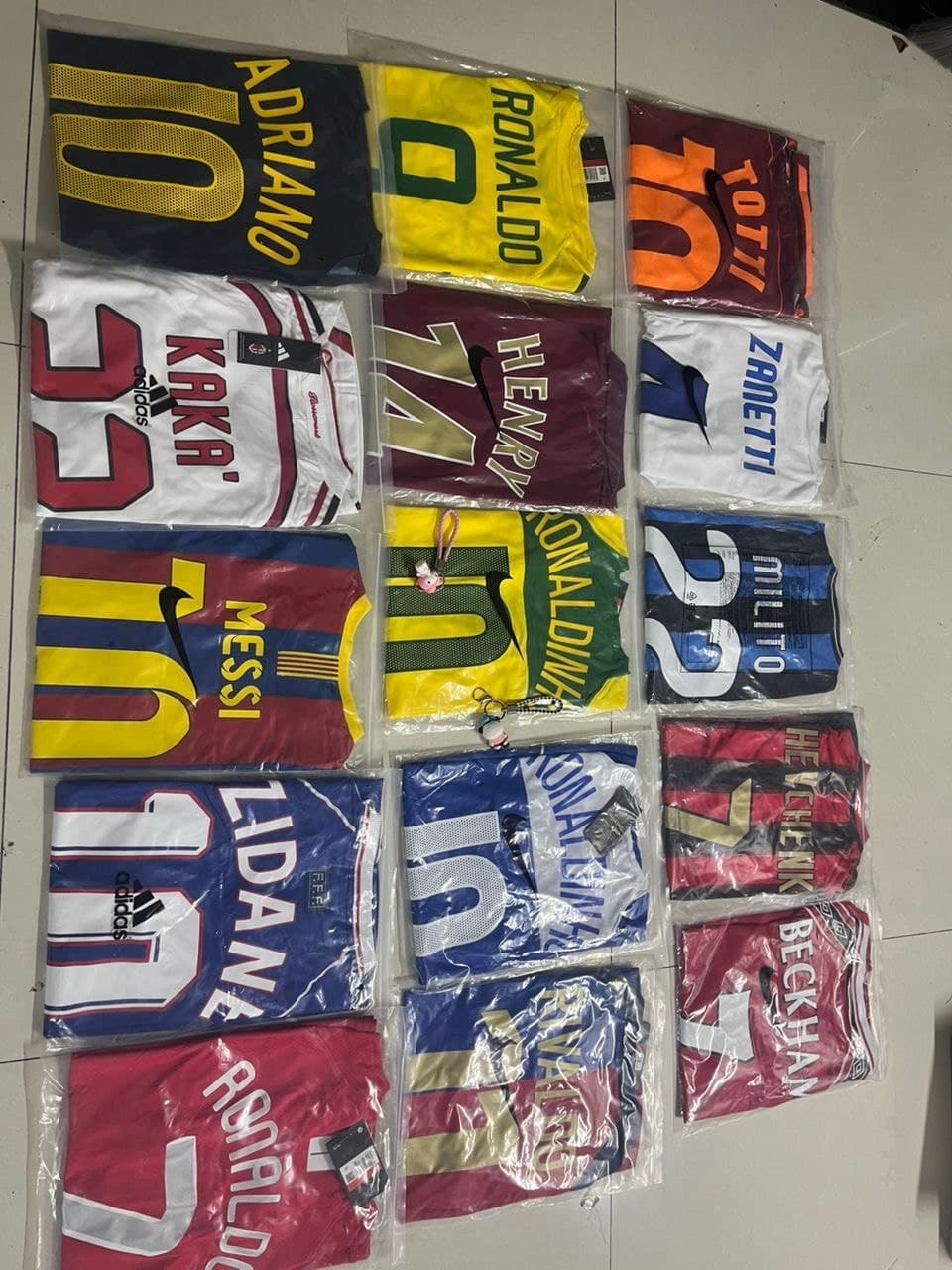 Collezione di maglie retro personalizzate (Adriano, Ronaldo, Totti, Kaká, Henry, Zanetti, Messi, Ronaldinho, Zidane, Beckham), ordine reale Goal Mania
